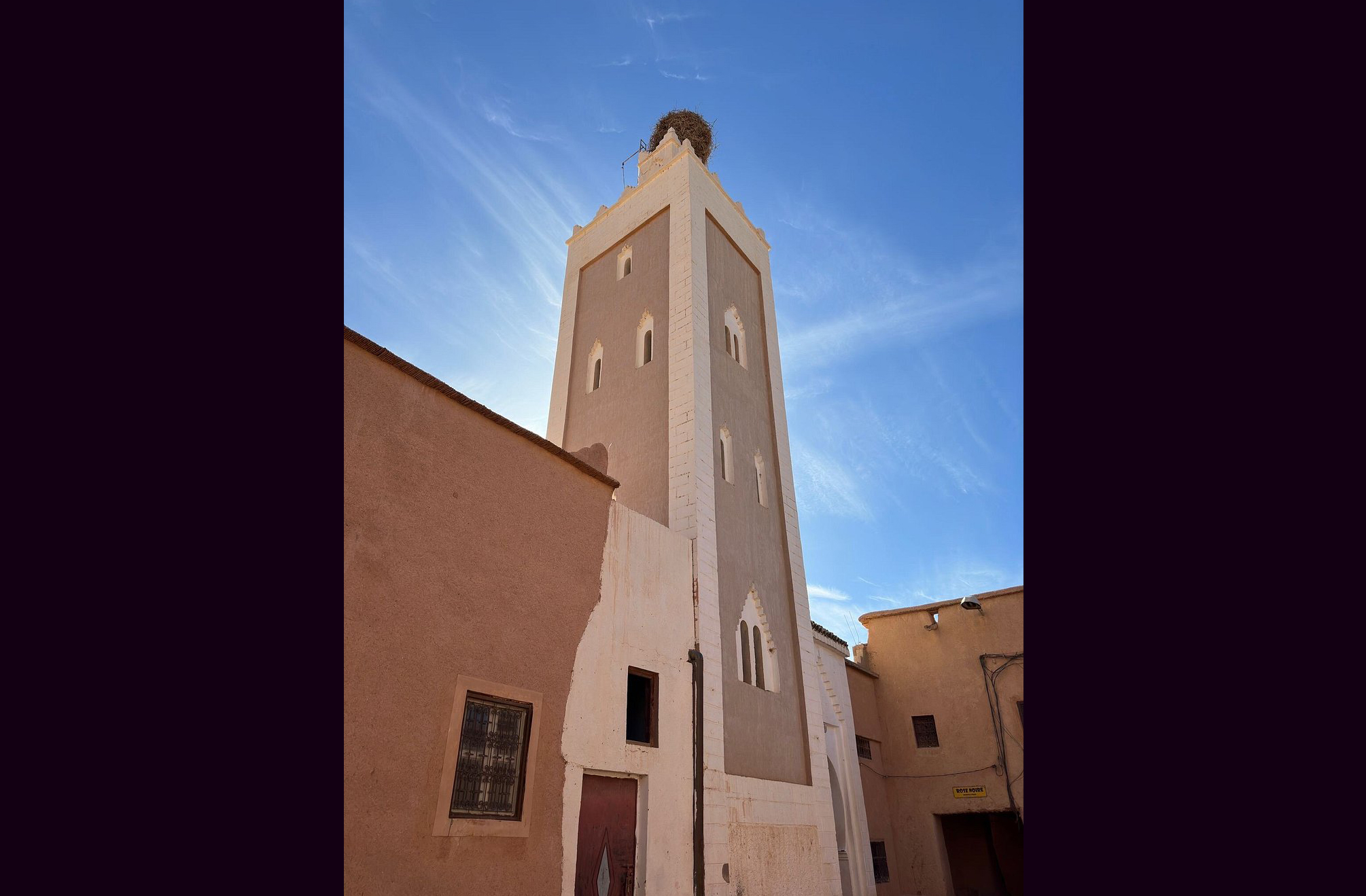 Casbás eram projetados para proteger a população contra invasores e tempestades. Suas muralhas altas e torres de vigia garantiam segurança e controle territorial. Dentro delas, havia mercados, mesquitas, casas e até palácios. A vida pulsava entre os muros, em um microcosmo urbano autossuficiente.