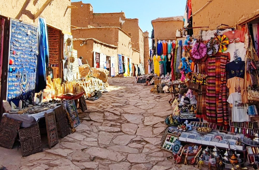 CasbÃ¡s nÃ£o sÃ£o apenas ruÃ­nas; muitos ainda sÃ£o habitados por famÃ­lias locais. Essas comunidades mantÃªm viva a tradiÃ§Ã£o, com artesanato e culinÃ¡ria tÃ­pica. Turistas, aliÃ¡s, podem se hospedar em casas restauradas dentro das muralhas. A experiÃªncia Ã© imersiva, autÃªntica e profundamente cultural.