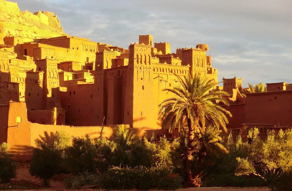 As cores dos casbás variam conforme o solo local: tons de ocre, vermelho e dourado. Essas tonalidades se misturam à paisagem, criando harmonia visual. Ao entardecer, as muralhas parecem brilhar sob a luz dourada do sol. É um espetáculo natural que encanta fotógrafos e viajantes.