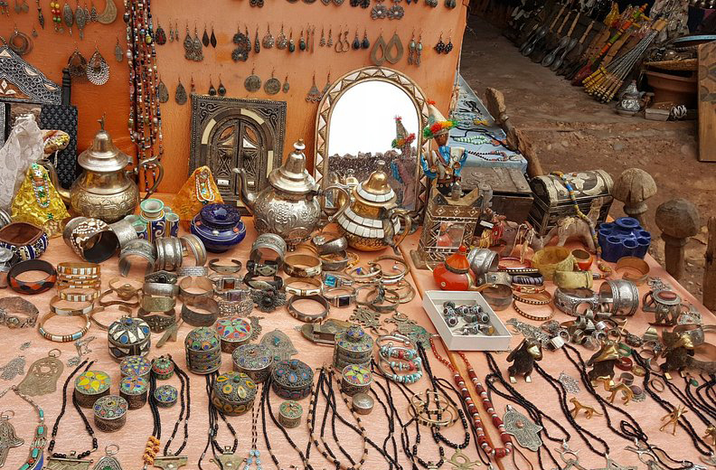 Casbás também eram centros de comércio e trocas culturais. Mercadores traziam especiarias, tecidos e histórias de terras distantes. As ruas estreitas facilitavam o controle e protegiam contra o calor. Era um mundo vibrante, cheio de sons, aromas e encontros.