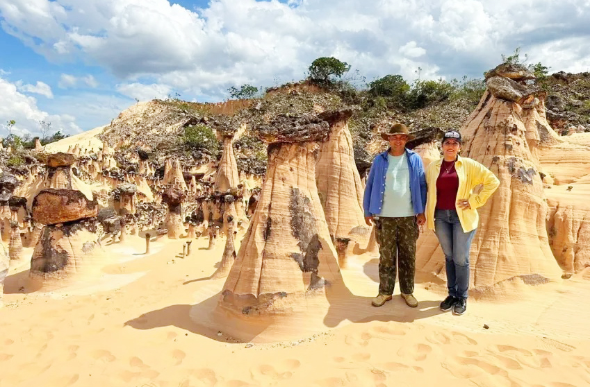 Compostas principalmente por arenito e calcário, as chaminés de fada de Terra Ronca medem entre 1,5 e 3 metros de altura. O topo das estruturas apresenta uma camada de rocha mais dura, que protege a base da erosão, permitindo que a coluna se mantenha ereta por mais tempo.