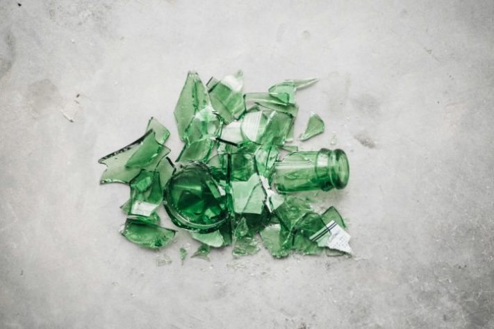 Cacos de vidro/garrafa quebrada – CHUTTERSNAP/Unsplash