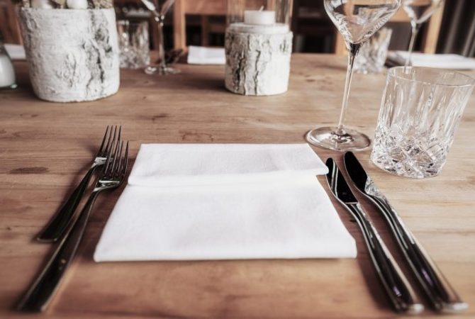 Tradição à mesa: veja hábitos curiosos de etiqueta em 15 países diferentes