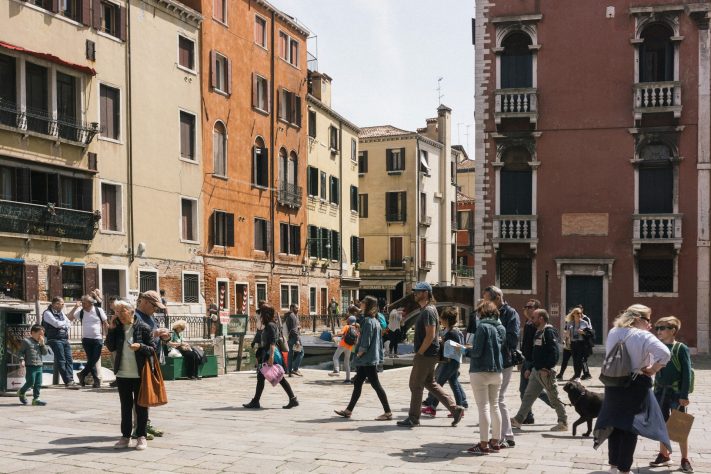 Turistas, foto NEUTRA - Daniel Robert/Unsplash