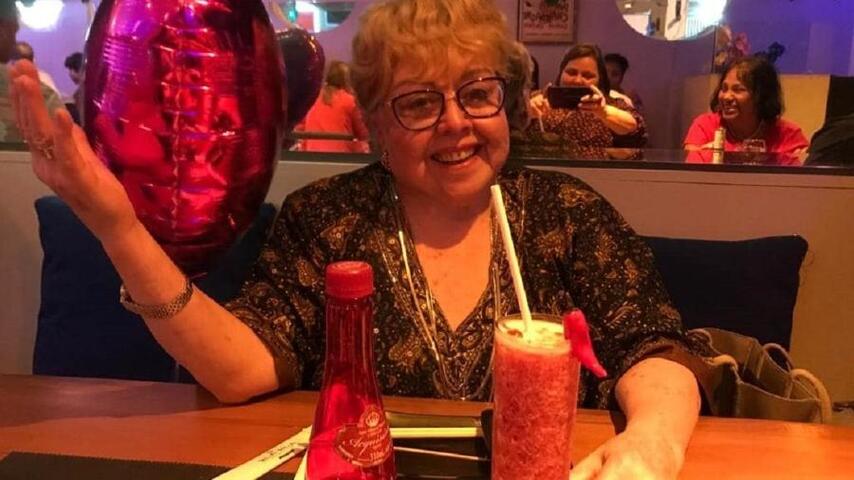 Dercy Gonçalves teve uma vida amorosa intensa. Ainda jovem, foi noiva de Luís Pontes, mas o casamento foi impedido pela família do noivo. Em 1934, após se recuperar de uma tuberculose e deixar o circo, viveu um relacionamento com o exportador de café Ademar Martins, então casado, com quem teve sua única filha, Maria Dercimar Gonçalves Senra - na foto -, que morreu em 2023, aos 88 anos.