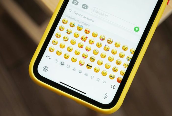 Celular, emojis – Denis Cherkashi/Unsplash