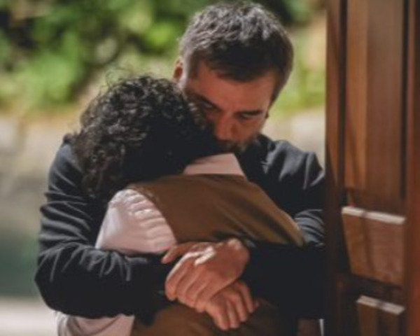 Em cartaz até 3 de novembro no Teatro II do CCBB Rio, com ingressos a R$ 30 inteira e R$ 15 a meia. O elenco conta com Wagner, Danilo Grangheia e Julia Bernat. Participações em vídeo incluem Jonas Bloch, Marjorie Estiano e outros nomes. A montagem discute temas como fake news, democracia, ecologia e cancelamento.