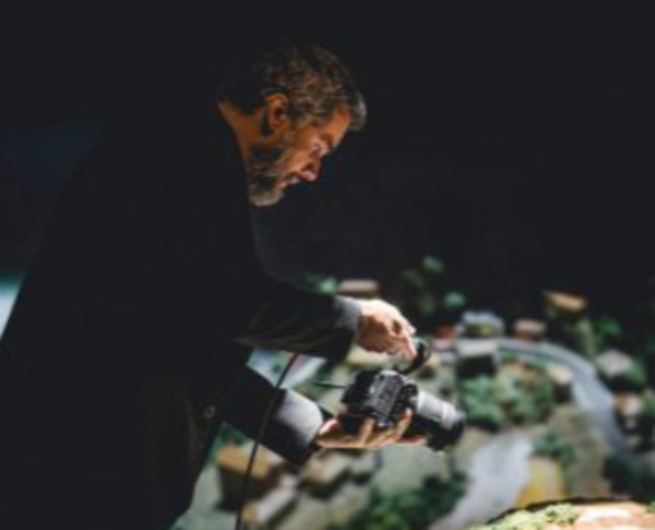 A peça foi escrita por Wagner Moura, Christiane Jatahy e Lucas Paraizo, com direção de Jatahy. Inspirada na obra de Henrik Ibsen, ela revisita o clássico 