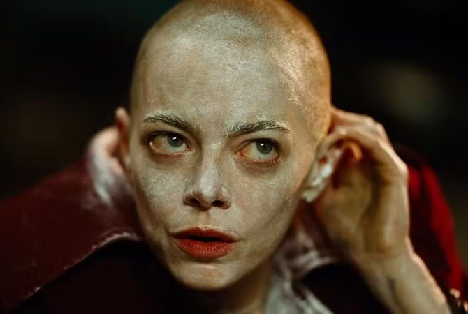 Emma Stone fica careca e pre-estreia de filme é exclusiva para quem raspar a cabeça
