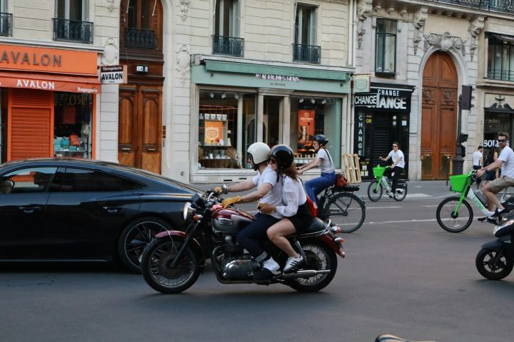 A meta de Paris é adaptar toda a cidade às bicicletas até 2026.