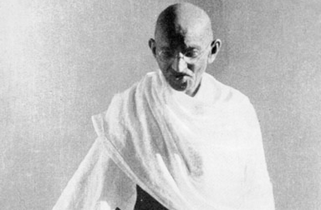 Mahatma Gandhi nunca liderou exércitos, não ocupou cargos políticos e jamais empunhou uma arma. Ainda assim, desafiou o maior império da época e conduziu a Índia rumo à independência. Fez isso com uma arma poderosa e silenciosa: a força da não-violência.-reprodução/ gandhi ashram sevagram