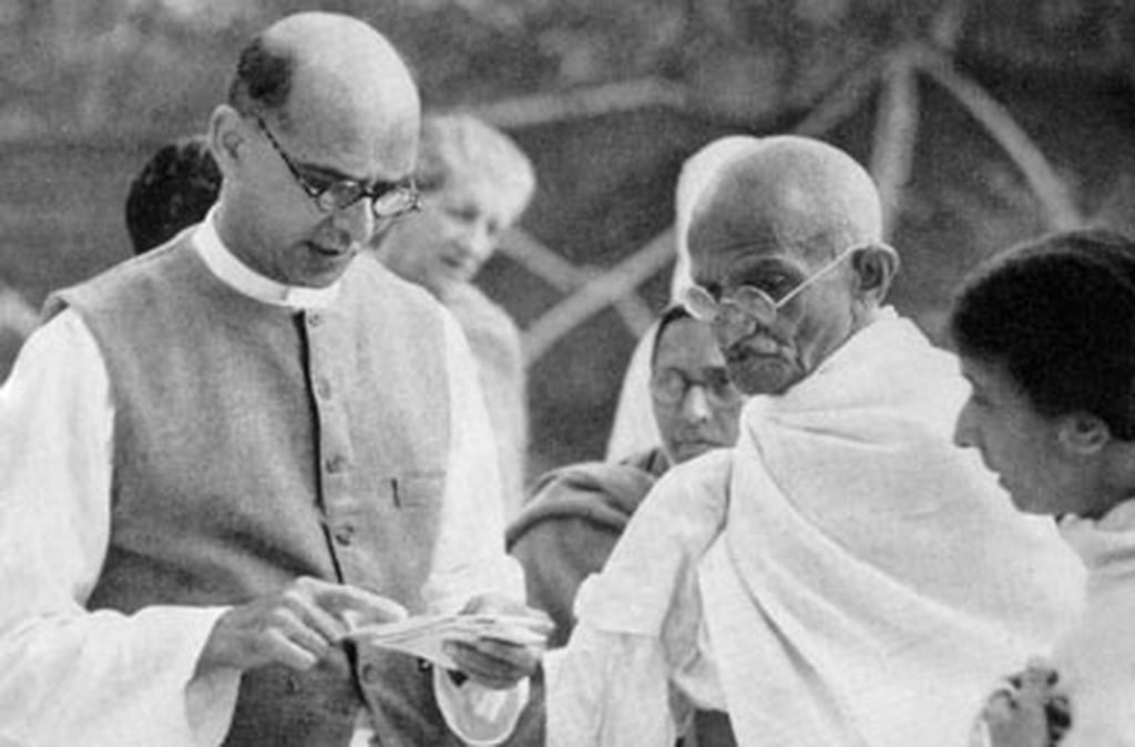 Embora fosse hindu, Gandhi estudou profundamente o cristianismo, o islamismo e outras religiões. Ele acreditava que todas as religiões continham verdades universais e pregava a convivência pacífica.