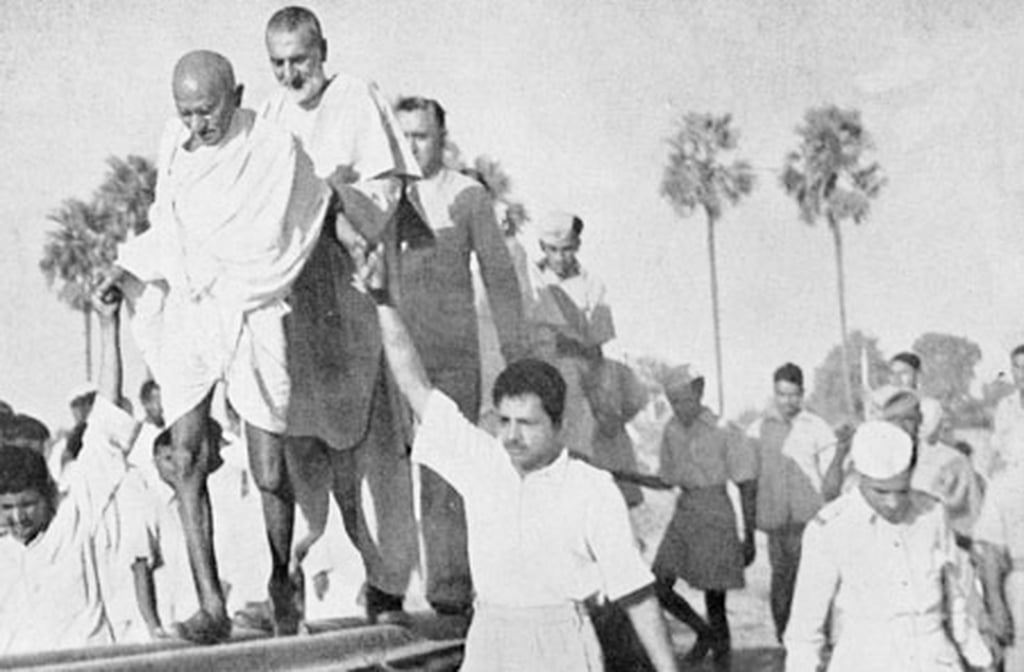 Em 15 de agosto de 1947, a Ãndia conquistou sua independÃªncia. Gandhi, embora nÃ£o estivesse no poder, foi reconhecido como o pai da naÃ§Ã£o por seu papel fundamental.