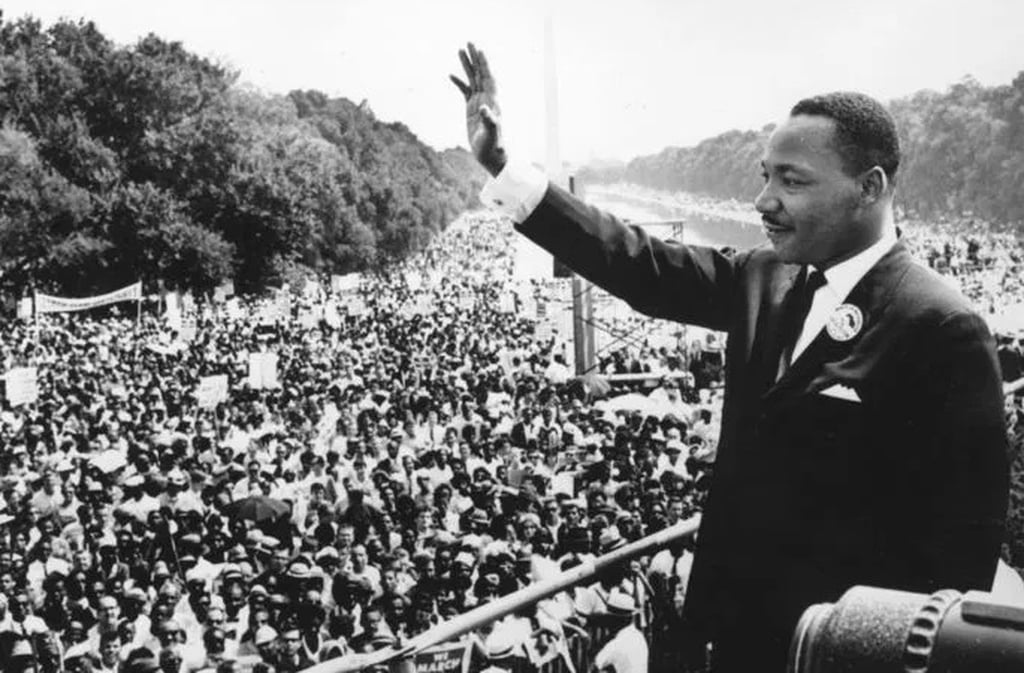 Gandhi inspirou movimentos de direitos civis em todo o mundo. Sua filosofia de nÃ£o-violÃªncia influenciou lÃ­deres como Luther King, Mandela e Dalai Lama.