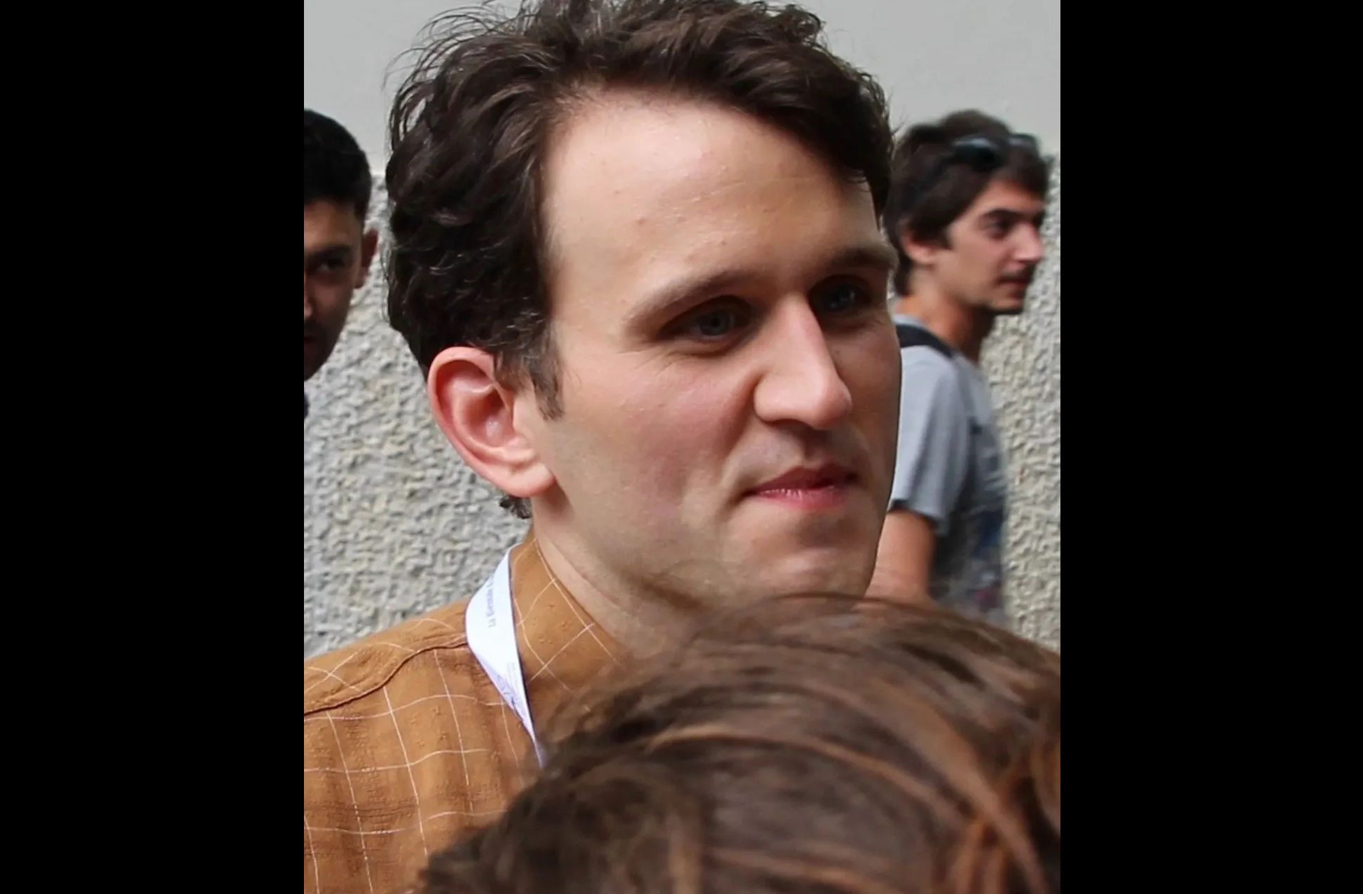 Essa transformação não foi motivada por pressão externa. Segundo o próprio ator, foi algo natural: “Não aconteceu por nenhuma necessidade importante de minha parte, mas é algo que simplesmente aconteceu”, revelou em entrevista à People.