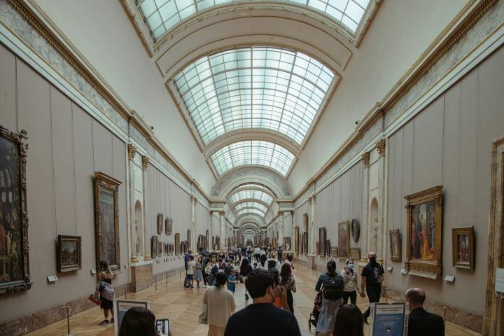 Seu vasto acervo, um dos maiores do planeta, abrange cerca de 35 mil obras de arte expostas, desde a Pré-História até meados do século 19.