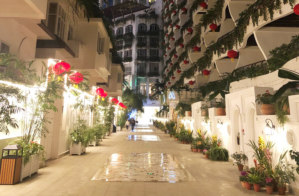 O sistema de ventilação aproveita fluxos de ar internos e calor natural para manter o conforto térmico com eficiência energética.