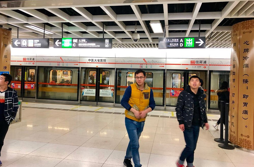 Um terminal de metrô subterrâneo desemboca diretamente dentro do edifício, facilitando o acesso e integração com a cidade.