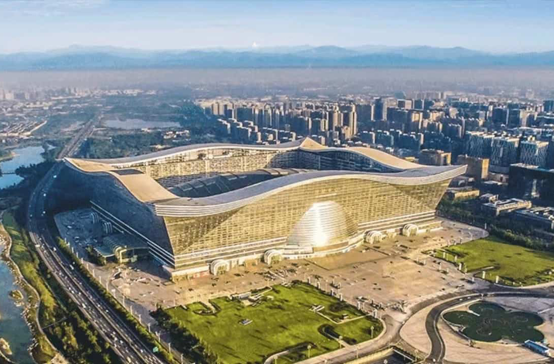 Com 500 metros de comprimento, 400 de largura e 100 de altura, o edifício supera qualquer estrutura já construída, redefinindo o conceito de escala arquitetônica.