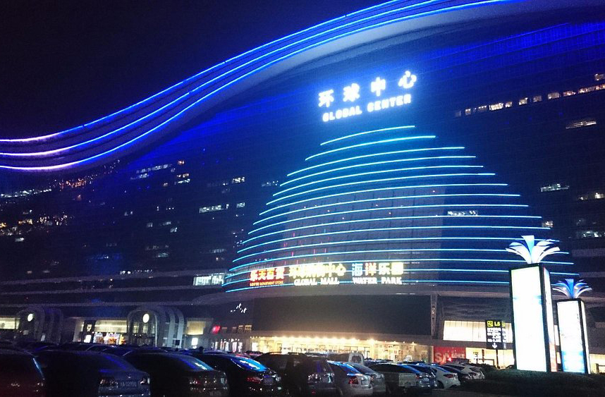 À noite, suas luzes se espalham pelo horizonte como uma cidade flutuante, visível de longe como um farol urbano.