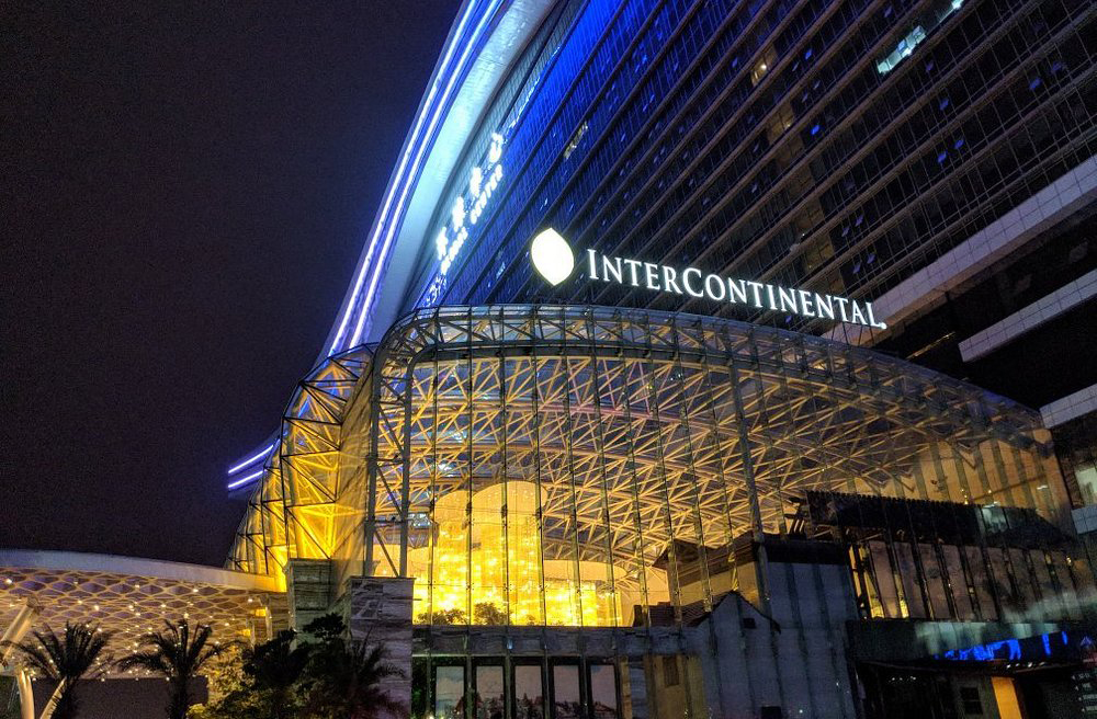 O New Century Global Center é mais que um edifício: é um lembrete monumental de que o impossível pode ser concretizado com luz, engenharia e visão.