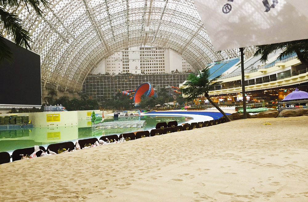 O parque aquático interno possui uma praia de 5 mil metros quadrados com areia branca importada e ondas geradas por sistemas hidráulicos sincronizados.