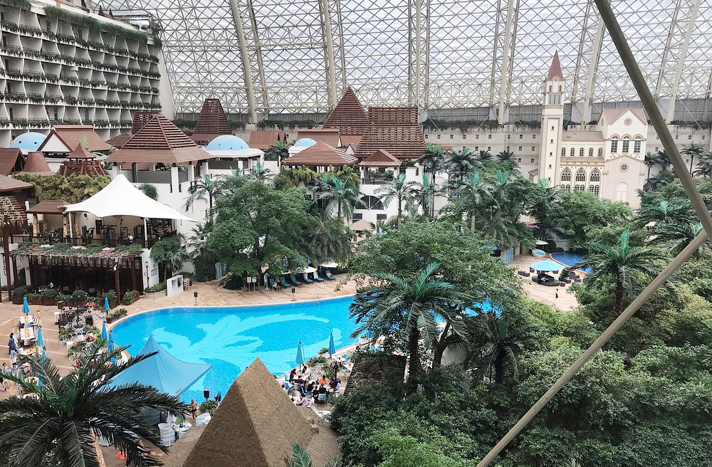 A temperatura interna é mantida em clima tropical constante, mesmo durante o inverno, graças a sistemas climáticos avançados.