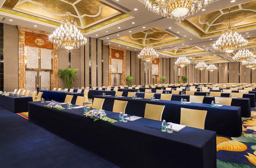 Cinemas modernos, resorts, centros de convenções e áreas de lazer fazem parte da experiência imersiva oferecida aos visitantes.