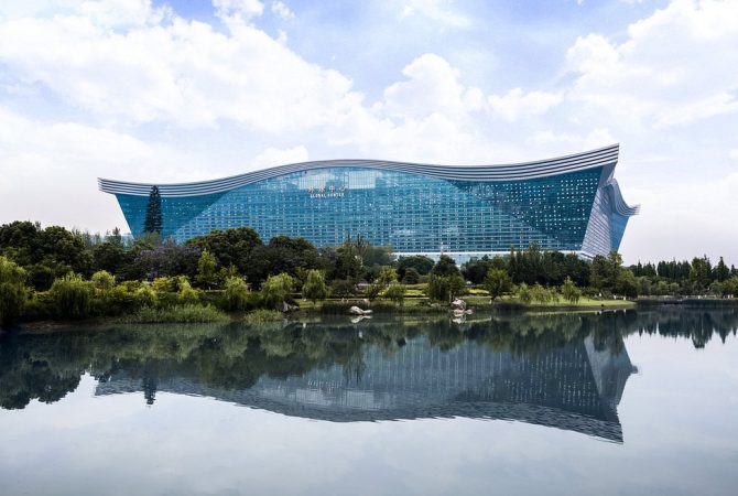 Praia, shopping, hotéis e até céu digital: conheça o edifício mais largo do planeta