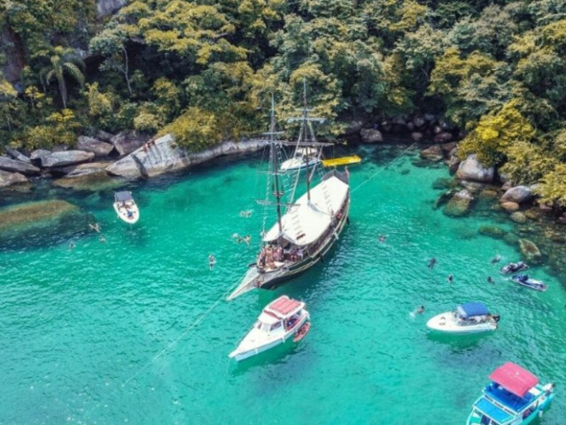 <p>Os passeios de escuna são ideais para famílias, com paradas para banho e mergulho. Algumas empresas oferecem snorkel, música ao vivo e frutas como cortesia. É diversão garantida do começo ao fim nesse paraíso fluminense.</p>
