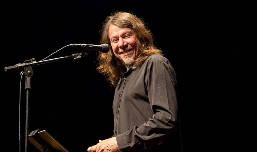 Lenine é um compositor e cantor conhecido por sua fusão de ritmos regionais com a música popular brasileira. O artista, que ganhador de seis Grammy Latino, dois prêmios da APCA e nove Prêmio da Música Brasileira, nasceu em Recife, capital de Pernambuco.