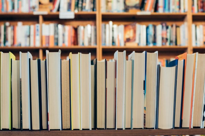 Biblioteca, foto NEUTRA - Jessica Ruscello/Unsplash