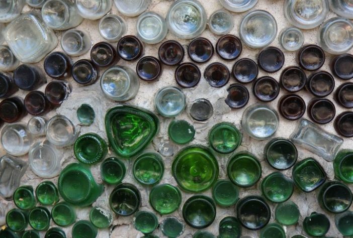 Garrafas de vidro/reciclagem – John Cardamone/Unsplash