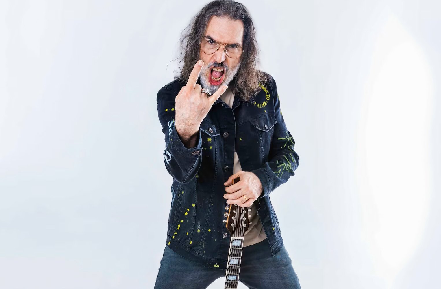 Apesar de viver no sÃ©culo 21, LobÃ£o se considera um homem dos anos 70. Cita bandas como Cactus e Humble Pie como suas principais influÃªncias, rejeitando o metal moderno. Seu gosto musical reflete, portanto, uma nostalgia por uma era mais visceral do rock.