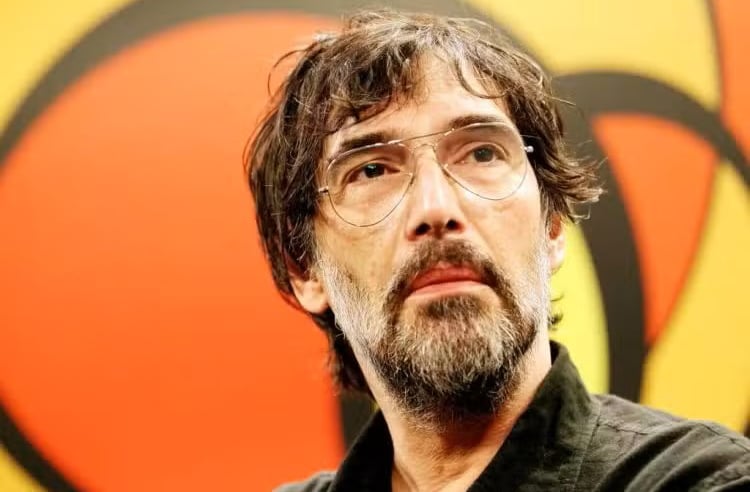 Apesar de ser famoso, o cantor rejeita o culto à celebridade. tanto que critica programas de TV, redes sociais e a superficialidade da fama moderna. Para ele, o artista deve ser profundo, não popular. Essa visão o afasta do mainstream, mas reforça sua autenticidade.