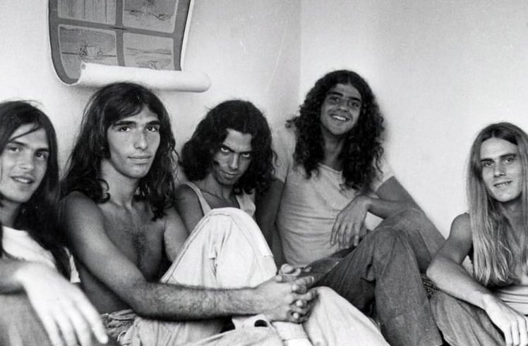 Lobão começou sua carreira nos anos 70 como baterista da banda Vímana, ao lado de Lulu Santos e Ritchie. Desde cedo, mostrou talento e personalidade forte, rompendo com o grupo por divergências criativas. Sua inquietação artística, aliás, já dava sinais de que ele não seguiria caminhos convencionais.
