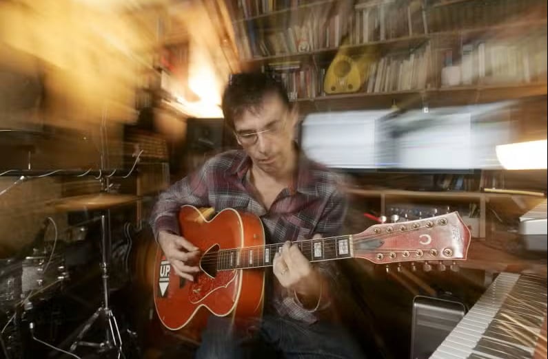 Ao longo dos anos, atacou artistas consagrados como Caetano Veloso e Gilberto Gil, acusando-os de elitismo e conivência com o sistema. Suas críticas renderam brigas públicas e afastamento da MPB tradicional. Assim, se tornou uma voz dissonante no cenário musical brasileiro.