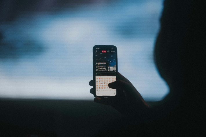 Celular/emojis – Marcos Paulo Prado/Unsplash