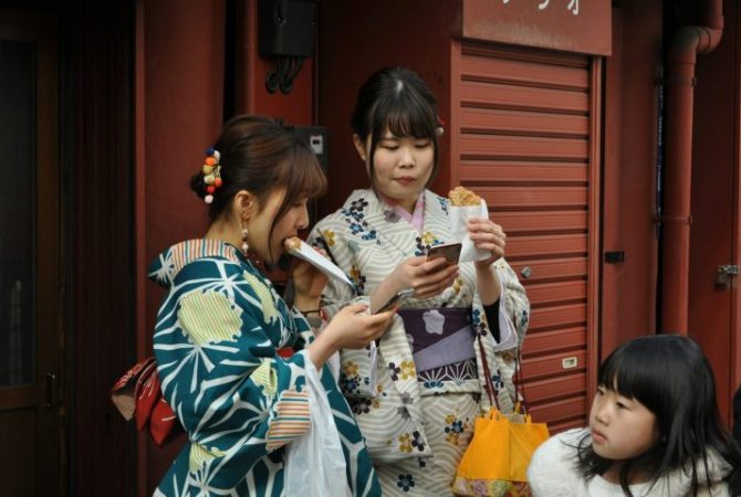 E se a moda pega? Cidade do Japão cria lei para limitar o uso de celular a 2 horas por dia