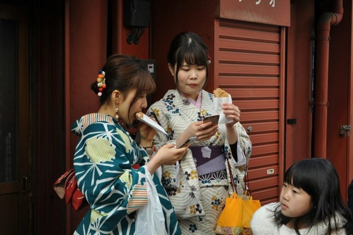 Mulheres usam o celular no Japão – Maria Cassagne/Unsplash