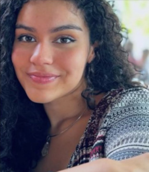 Conhecida por manter a vida familiar longe dos holofotes, a cantora publicou fotos da jovem e uma imagem em que aparecem juntas, de braços dados durante um passeio. A postagem revelou um lado afetuoso da artista e emocionou fãs e seguidores no Instagram.