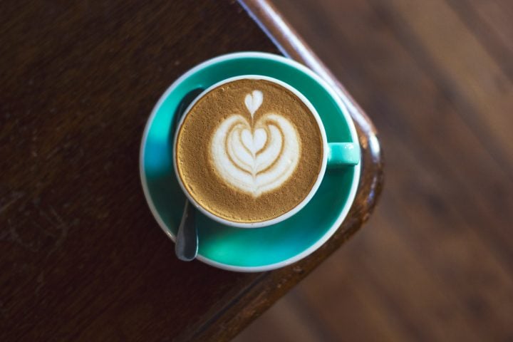 Itália: Se alguém te oferecer um cafezinho após a refeição na Itália, não peça um capuccino pois a bebida só é considerada conveniente no café da manhã.