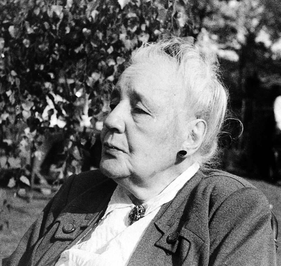 Além de Freud e Jung, a psicanálise foi profundamente enriquecida por outros pensadores que expandiram e transformaram suas bases teóricas. Entre eles estão Melanie Klein (foto), Jacques Lacan, Anna Freud e Donald Winicott, cada um com ricas contribuições para a área.