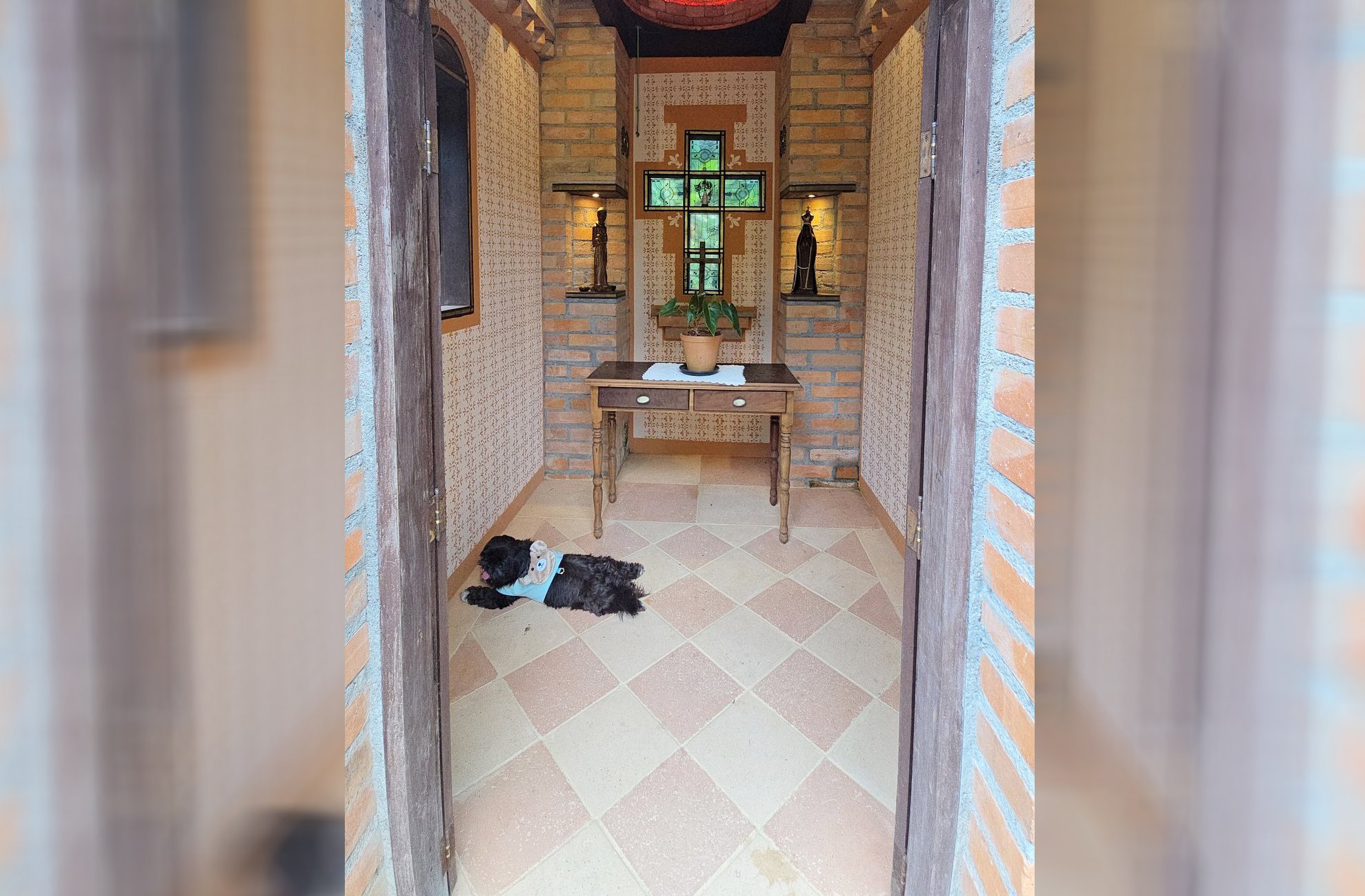 Empresas e moradores contribuíram com itens como o sino, o piso e esculturas sacras. Essa união fortaleceu o vínculo entre arte e comunidade, transformando o templo em um símbolo coletivo de fé e identidade cultural.
