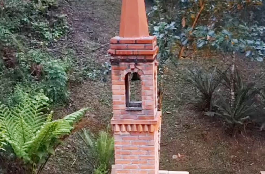 O sino e o piso foram doados por empresas. Cada elemento decorativo tem uma histÃ³ria, reforÃ§ando o carÃ¡ter coletivo e afetivo da construÃ§Ã£o.