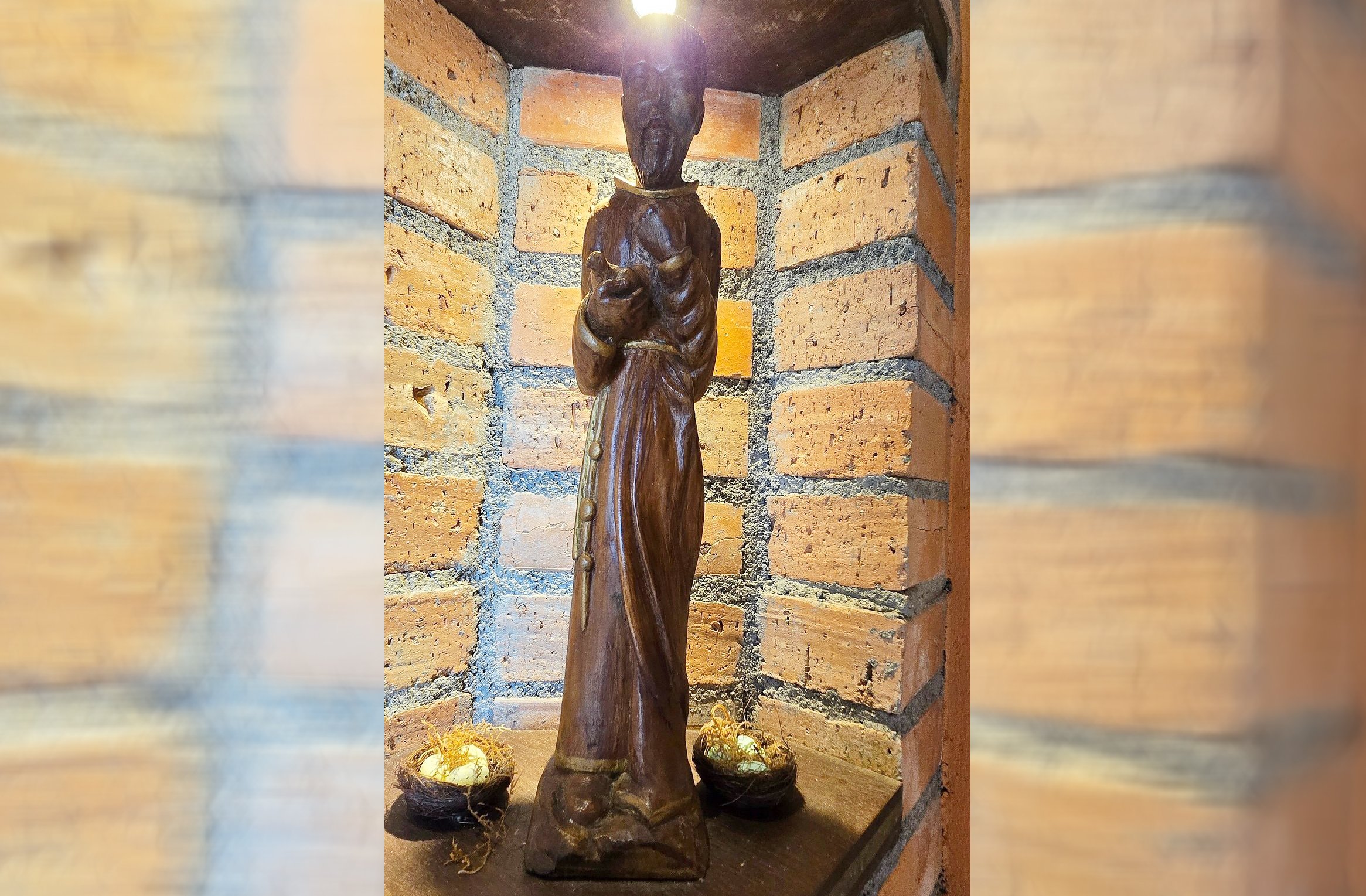 AlÃ©m disso, duas esculturas do artista Galante, de CriciÃºma, complementam o espaÃ§o interno, trazendo profundidade espiritual e beleza artÃ­stica ao pequeno templo.