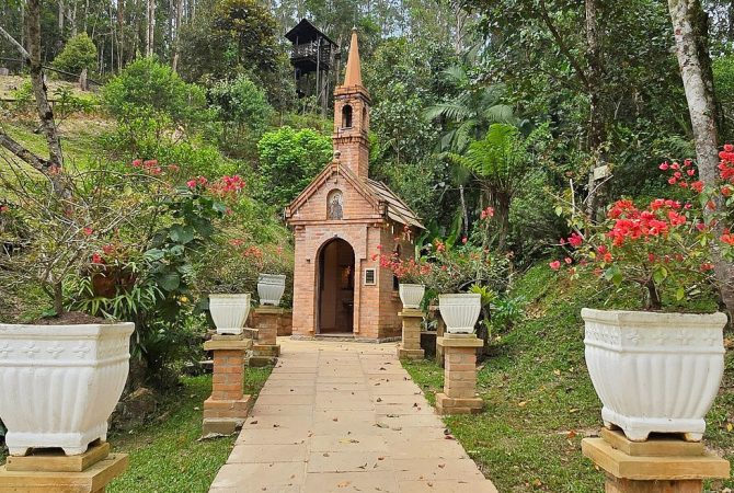 Pequena no tamanho, imensa na fé: conheça a menor igreja da América Latina, que mede 4 m²