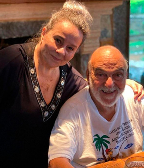 Lima Duarte (na foto com Débora) - O ator mineiro, nascido em 29/3/1930,  se chama Ariclenes Venâncio Martins. Em 1948, o ator mineiro adotou a identidade artística por sugestão da mãe, América, espírita que dizia ter um guia com esse nome e que daria sorte ao filho. 