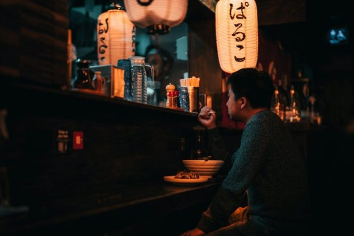 Homem em restaurante no Japão – Nathan Jennings/Unsplash