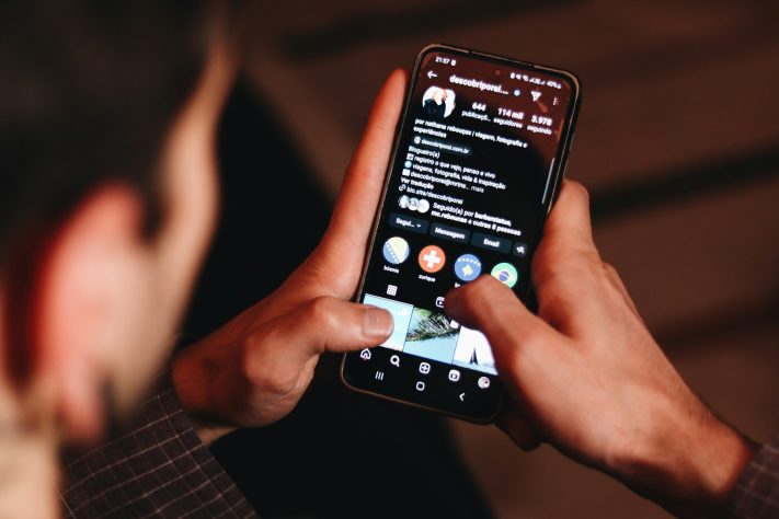 Homem usando celular, redes sociais - Nathana Rebouças/Unsplash